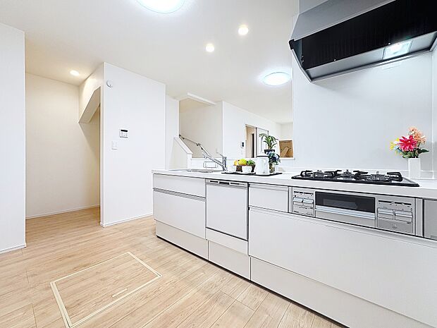 「美しく・使いやすい」優しい温もりを醸し出すカウンターキッチンは料理の為の配慮を散りばめられた仕様です。家事をしながらリビングの様子を見守れる安心感もあります。