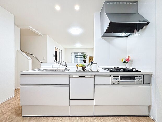 「使いやすさを重視したキッチンスペース。」作業スペースを多くとったキッチン。調理がしやすく余裕の広さです。調理器具等がすっきりと片付く収納力を備えています。