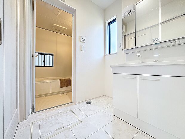 「明るく換気のしやすい洗面室」湿気の多くなりやすい洗面所も、窓があることで換気が可能なので気持ちよくお使い頂けます。