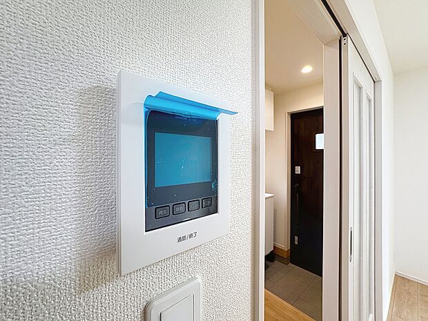 「見える安心」をカタチにしました。誰が来てもわかる様にモニター付きインターホンを設置。家事導線を考慮した個所に設置し、防犯性と利便性に優れ快適と安らぎを合わせた優しい設計。