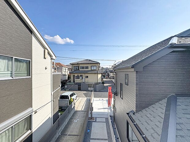 「穏やかな街並みの眺望」穏やかな街並みを一望しながら、爽やかな風と柔らかく降り注ぐ陽光を感じて頂けます。心地良い開放感が暮らしにゆとりと充足感をもたらします。