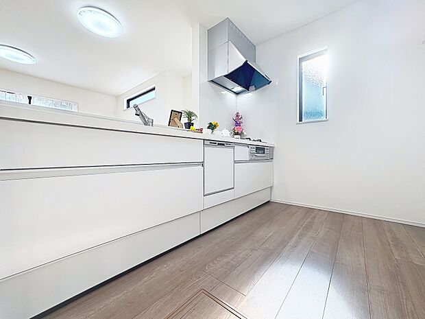 「美しく・使いやすい」優しい温もりを醸し出すカウンターキッチンは料理の為の配慮を散りばめられた仕様です。家事をしながらリビングの様子を見守れる安心感もあります。