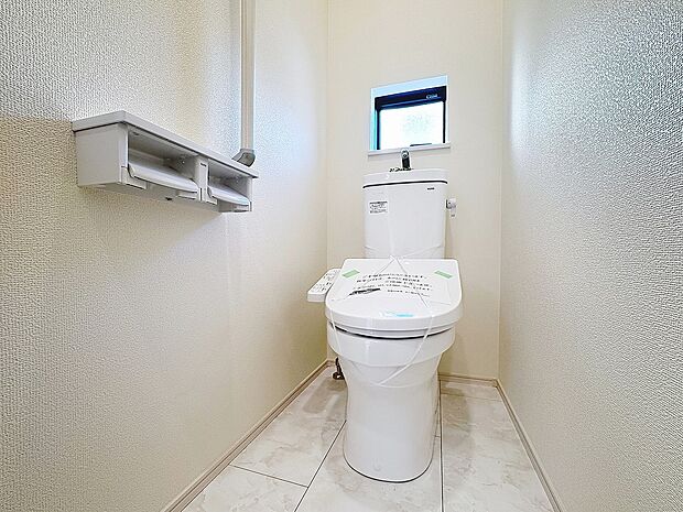 「温水洗浄便座付きトイレ」トイレは快適な温水洗浄便座付です。清潔感のあるホワイトで統一しました。いつも清潔な空間であって頂けるよう配慮された造りです。