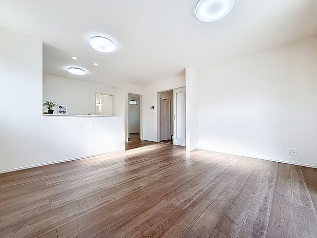 「穏やかな時が流れる癒しの空間」穏やかな光が明るくリビングルームを包みます。心地よい空間が、ご家族のかけがえのない時間に優しく寄り添います。