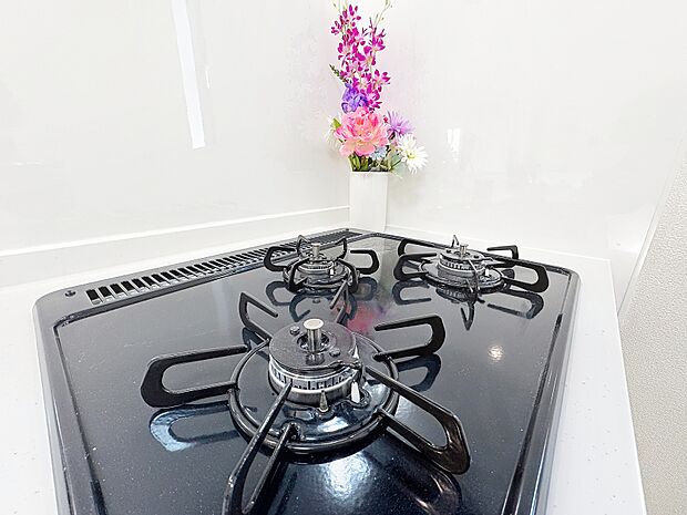 見た目に美しく使いやすさにも優れ、吹きこぼれ等のお掃除も簡単。3口コンロで忙しくても同時に調理ができるので便利ですね。