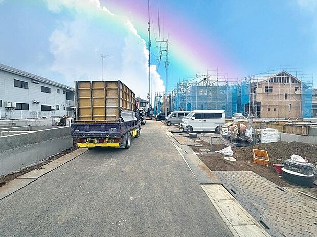 「前面道路」光り溢れる爽やかなお家。閑静な住宅地につき静かで穏やか採光窓が多く風通しも良好です。