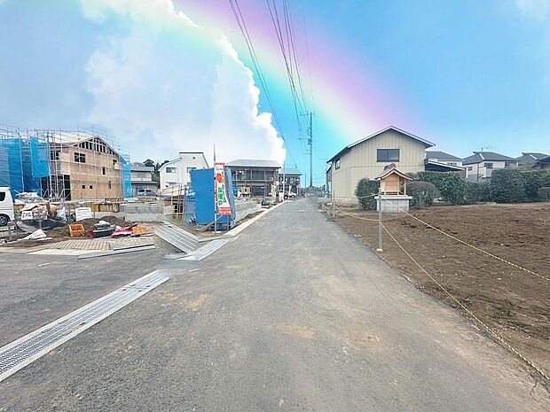 「前面道路」今日も、明日も、この街で、きっと誰かがしあわせになる物語が描かれていくはずです。同じ風景が毎日365日、まったく違う顔を見せてくれる。爽快な風も毎日やさしく頬をなででくれます。