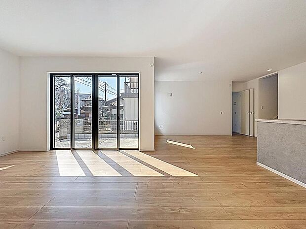 「23帖の大空間。」広さにゆとりのあるLDKは、家具のレイアウトも自由自在。ご家族の理想のスペースが作り上げられます。素敵なインテリアに囲まれて自分好みの空間へ。