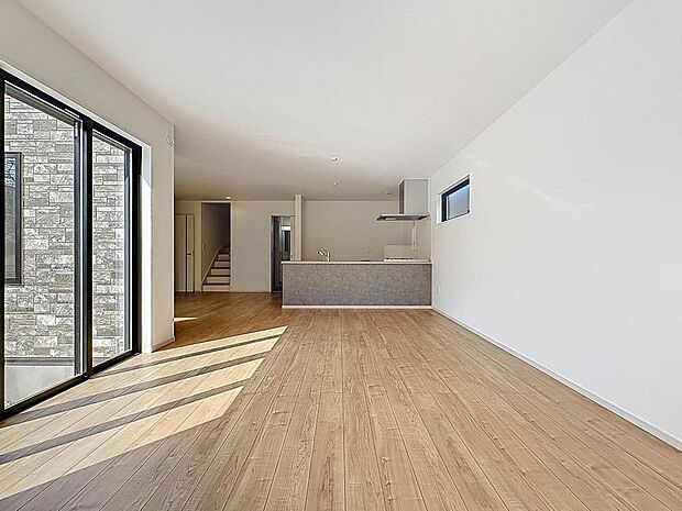 「床暖房を搭載したリビング。」LDKでは家族が集まり一緒の時間を過ごせる工夫がされております。何気ない一日の当たり前のひとコマがいつか一生の宝物になります。