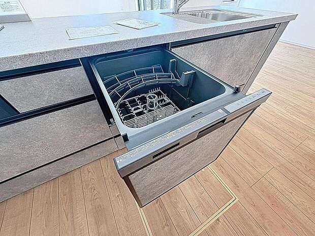 「ビルトインタイプ食器洗乾燥機」通常の手洗いでは使用出来ないほど高温のお湯や高圧水流を使うことにより汚れを効果的に落とすことができる。殺菌効果が非常に高く哺乳瓶などを使う家庭で需要が高く大変便利。