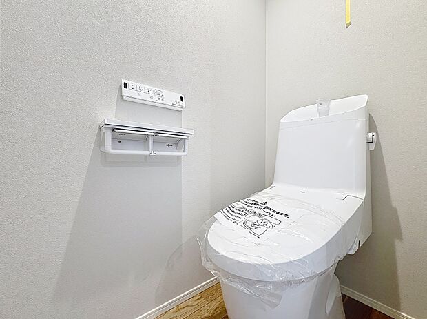 「温水洗浄便座付きトイレ」トイレは快適な温水洗浄便座付です。清潔感のあるホワイトで統一しました。いつも清潔な空間であって頂けるよう配慮された造りです。