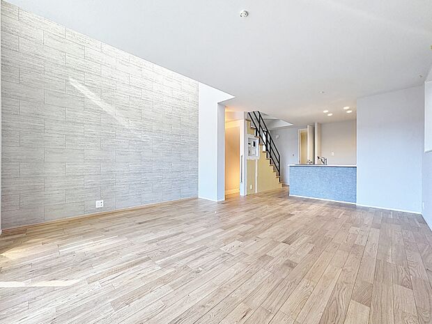 「プライバシーを確保できる、ゆったりくつろげる開放感に満ちた2階リビング。」家族の暮らしに思いを馳せて、日常のワンシーンを表現した空間。家族みんなが自然体で過ごせる心地良さ生み出しています。