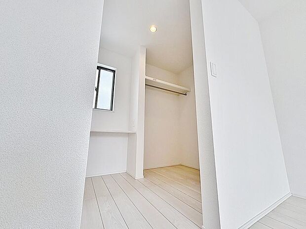 「たっぷり収納。ウォークインクローゼット」たっぷりと荷物が入るよう、ウォークインクローゼットを完備いたしました。画像と現地では大きさ、広さの感覚が違います。是非ご自分の目で確かめてください。