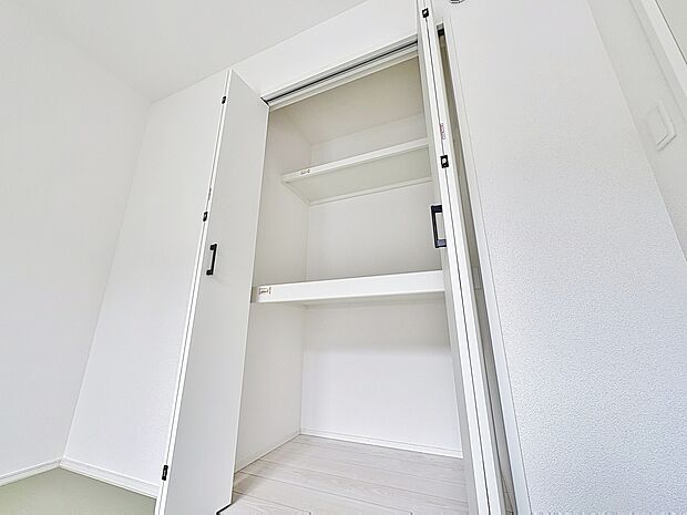 「収納」収納の多さも魅力です。使い勝手の良い収納棚を設置しております。居住スペースを充分に確保することができる為、ゆとりある室内で、ゆっくりとご寛ぎいただけます。