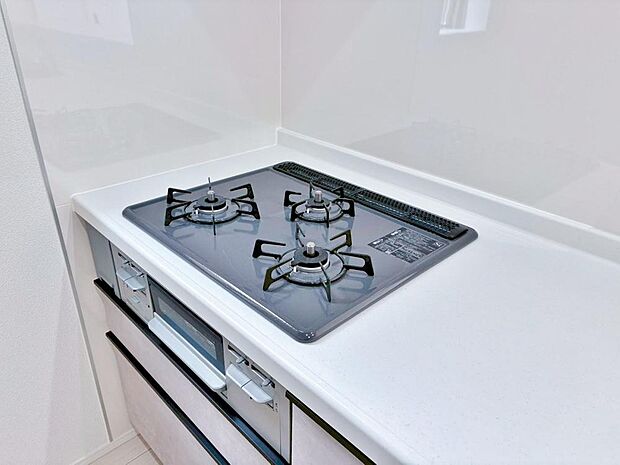 毎日料理をする、料理が好き、家族が多くて量を作る必要がある、等の方々にとっては必須の3口コンロ。同時進行で効率アップはもちろん鍋を移動する回数が減り、無駄な動きを軽減することが出来ます。