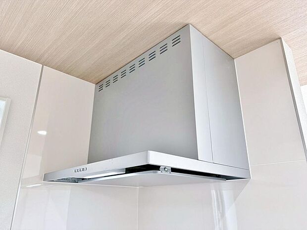昨今主流のスリムタイプのレンジフード。そのスタイリッシュな見た目から、インテリアとしても高い人気がある型です。また、スリム型の大きなメリットとして、掃除のしやすさがあります。