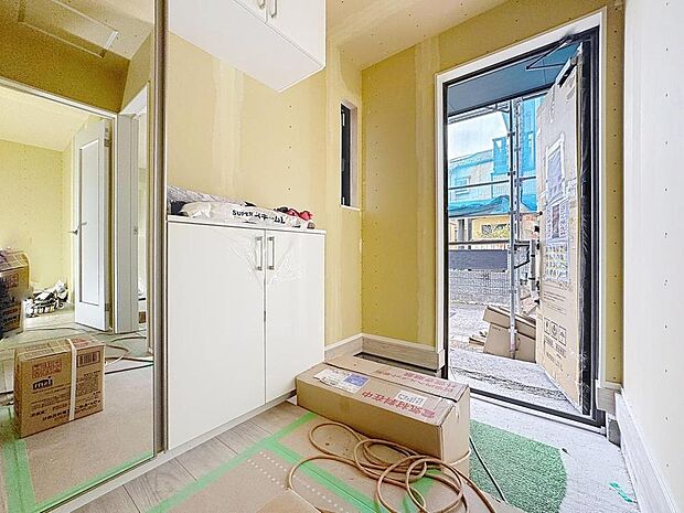 「玄関(現況)」人を迎え入れる最初の場所だからこそ、清潔感があり纏まった空間にして頂ける様にゆとりあるシューズボックスを設置しました。おでかけの時も帰宅の時も、すっきりとした玄関は気持ちが良いものです