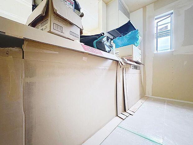 「窓のあるキッチン。(現況)」コンロ横に設置されている窓を開けると、換気面がより良好に。