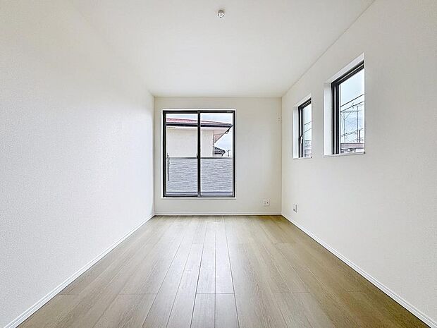 「二面採光・通風良好◎」居室に窓が2ヶ所あるので、明るさの確保と、風の通り道ができることで換気のしやすいお家になっています。