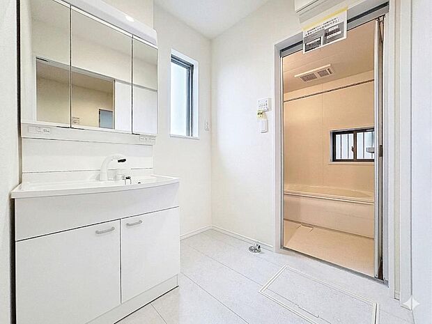 「洗面台」洗面台には三面鏡を採用。身だしなみを整えやすい事はもちろんですが、鏡の後ろに収納スペースを設ける事により、散らかりやすい洗面スペースをすっきりさせる事が出来るのも嬉しいですね。