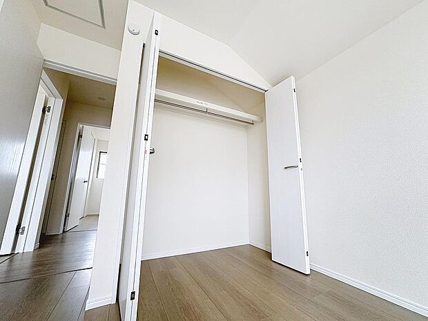 「収納豊富。」収納の多さも魅力です。使い勝手の良い収納を豊富に設置しております。居住スペースを充分に確保することができる為、ゆとりある室内で、ゆっくりとご寛ぎいただけます。