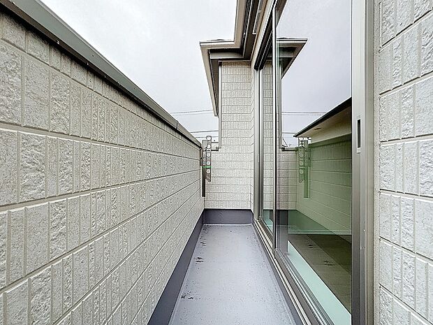 「バルコニー」バルコニーは、ご家族のお布団やシーツもまとめて干せるゆとりある広さになっています。