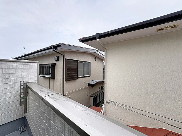 「穏やかな街並みの眺望」穏やかな街並みを一望しながら、爽やかな風と柔らかく降り注ぐ陽光を感じて頂けます。心地良い開放感が暮らしにゆとりと充足感をもたらします。