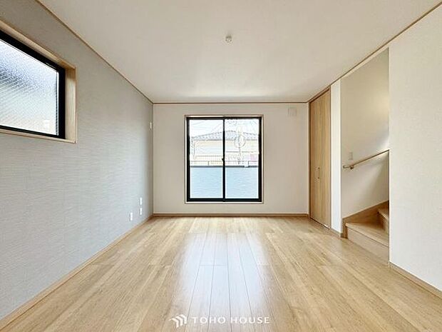 「のんびり過ごせるLDK」朝は爽やかな日差しを浴びながら、家族みんなでおいしい朝食。昼下がりには読書やお昼寝でもしながらのんびりと過ごすひと時。家族が集まる空間を、一番明るい空間に。