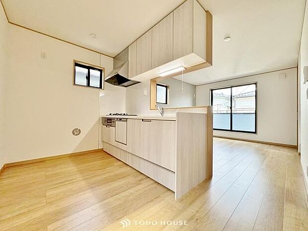 「対面キッチン」作業スペースを多くとった対面キッチン。夫婦そろってキッチンに立っても調理がしやすくゆとりある広さ。食器類もすっきりと片付く収納力が期待できます。家事をしながら会話も弾みます。