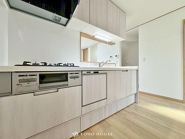 「使いやすさを重視したキッチンスペース。」作業スペースを多くとったキッチン。調理がしやすく余裕の広さです。調理器具等がすっきりと片付く収納力を備えています。