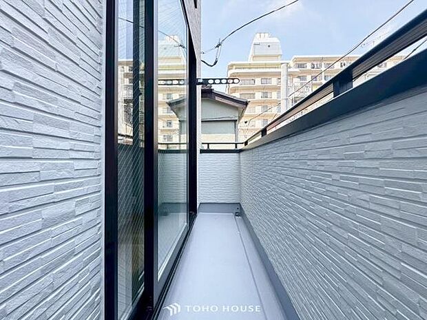 「開放感感じるバルコニー」頬をなでる優しい風を感じることが出来るバルコニー。つい深呼吸をしたくなる気持ちの良い眺望はこのお部屋の自慢です。