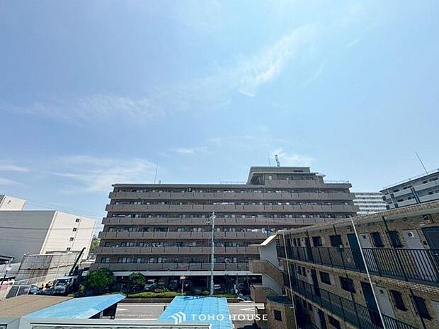 「穏やかな街並みの眺望」穏やかな街並みを一望しながら、爽やかな風と柔らかく降り注ぐ陽光を感じて頂けます。心地良い開放感が暮らしにゆとりと充足感をもたらします。