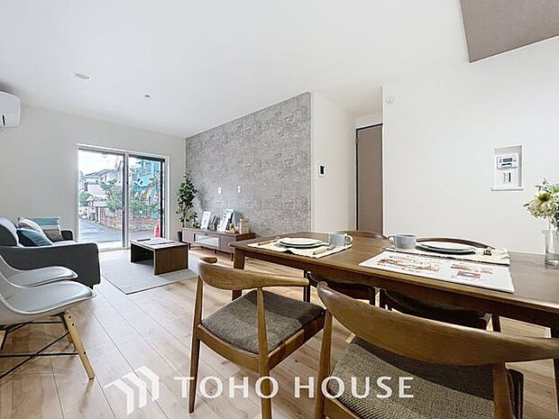 「17.8帖。ゆとりのLDK。」広々約17帖のLDK。家族団らんの場やソファーでゆっくりとくつろぐスペースにオススメです。