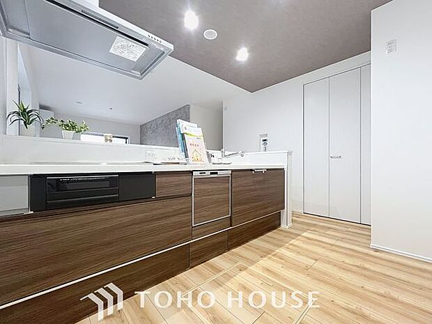 「家事時短の叶うキッチン◎」効率よくお料理ができる3口コンロ・食洗機・出し入れしやすいスライド収納を完備したシステムキッチン。確かな機能性を実感頂けます。