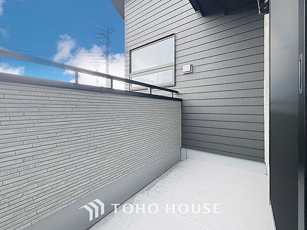 「開放感感じるバルコニー」頬をなでる優しい風を感じることが出来るバルコニー。つい深呼吸をしたくなる気持ちの良い眺望はこのお部屋の自慢です。