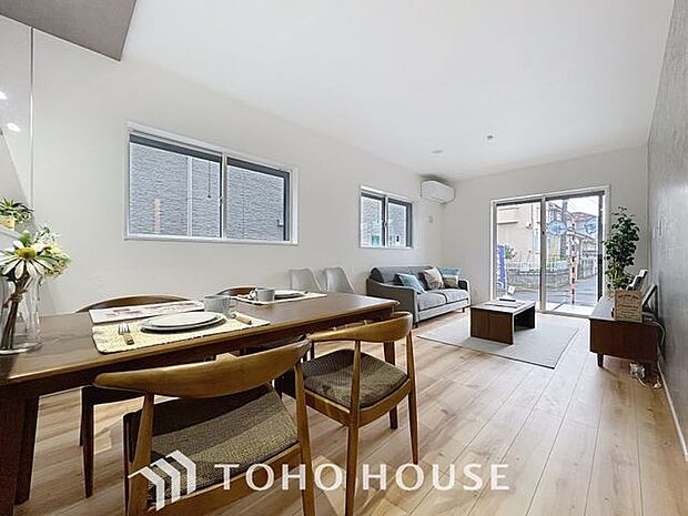 「穏やかな時が流れる癒しの空間」穏やかな光が明るくリビングルームを包みます。心地よい空間が、ご家族のかけがえのない時間に優しく寄り添います。