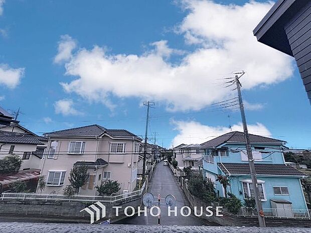 「穏やかな街並みの眺望」穏やかな街並みを一望しながら、爽やかな風と柔らかく降り注ぐ陽光を感じて頂けます。心地良い開放感が暮らしにゆとりと充足感をもたらします。