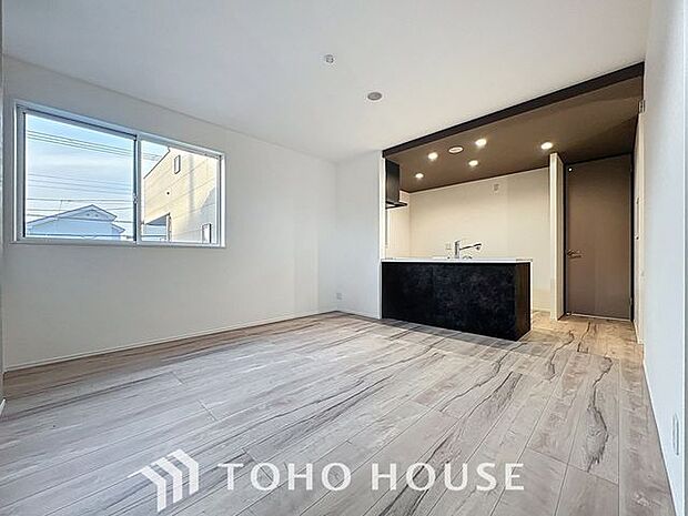 「アクセントクロスが映えるリビング。家族団欒の寛ぎ空間」LDKでは家族が集まり一緒の時間を過ごせる工夫がされております。何気ない一日の当たり前のひとコマがいつか一生の宝物になります。