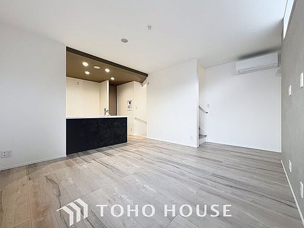 「南西向きで陽当たり・通風良好。」くつろぎを愉しむリビングルームは憩いの場となります。リビングとダイニングの空間機能を活かし、巧みに使い分ける発想が、ライフスタイルに新しいゆとりをもたらします。