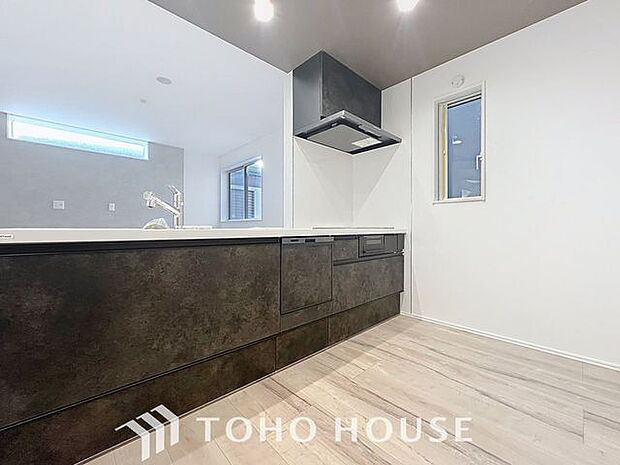 「カウンターキッチン。」効率よくお料理ができるコンロ・収納を完備したシステムキッチン。確かな機能性を実感頂けます。