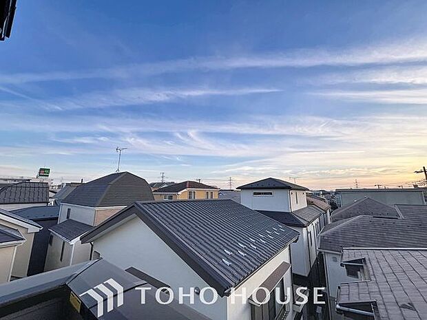 「穏やかな街並みの眺望」穏やかな街並みを一望しながら、爽やかな風と柔らかく降り注ぐ陽光を感じて頂けます。心地良い開放感が暮らしにゆとりと充足感をもたらします。