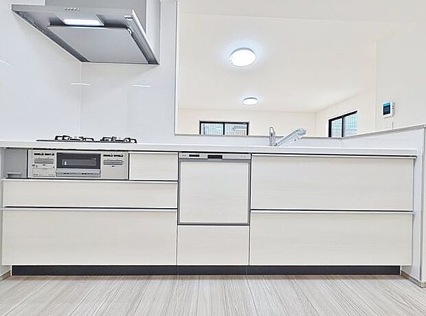「オープンキッチン」お部屋の雰囲気に溶け込む、インテリアの一部のようなオープンキッチンです。リビングにいるご家族とのおしゃべりを楽しみながらの作業が可能です。