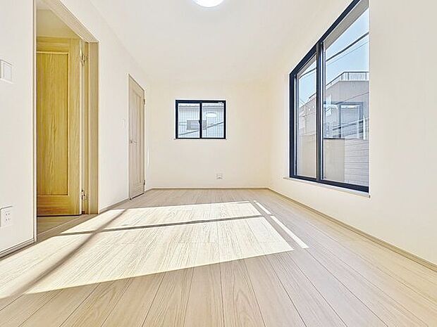「明るい居室」温もりある自然光を感じていただける居室です。飽きのこないナチュラルなデザインの空間は、色褪せることのない心地良さを作ります。