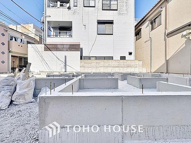 「2026年3月完成予定。」単に見た目や質感の良さだけではなく、建物の基礎や構造といった、目には見えにくい部分にもこだわります。住まいの本質の部分から、住み心地や安全性を見つめ直しました。