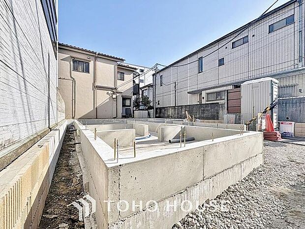 「木造サイディング・2階建ての住宅。」ただ「　住む　」だけじゃない。　気持ち良く住んで欲しい気持ちをこめて・・・。　お家の事、街の事、お金の事、　何でも相談して下さい。