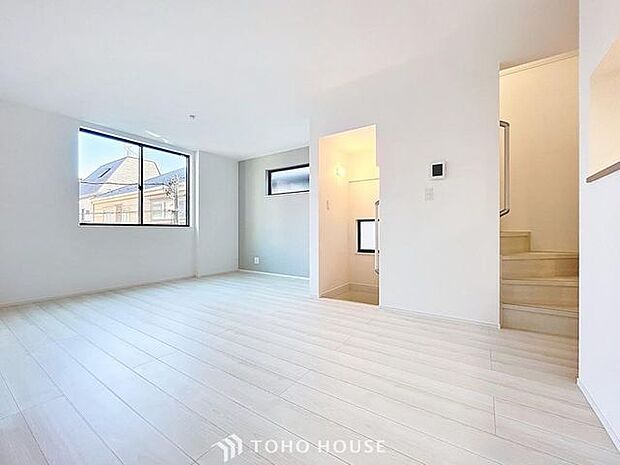 「採光面の多いLDK。」団欒の場であるリビングには採光窓を多く取り入れていますので、暖かな陽光と心地よい風が贅沢に降り注ぎます。