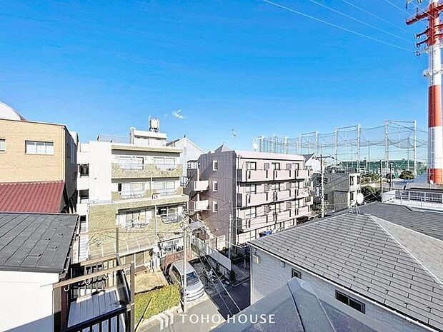 「穏やかな街並みの眺望」穏やかな街並みを一望しながら、爽やかな風と柔らかく降り注ぐ陽光を感じて頂けます。心地良い開放感が暮らしにゆとりと充足感をもたらします。