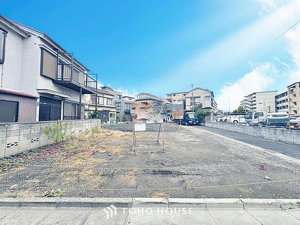 「現況」住まい探しは街探し。みんなが街探しのポイントにしているのは何。　第1位は過半数が支持した納得の 「交通の利便性」。続いて3割以上の人が「住環境」と「公園、緑地の充実」です。