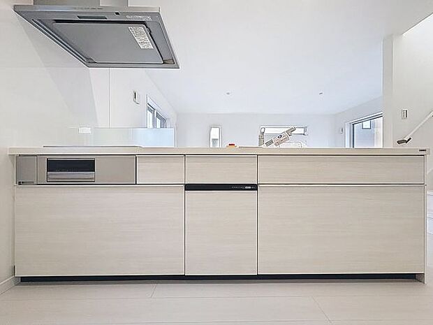 「オープンキッチン」お部屋の雰囲気に溶け込む、インテリアの一部のようなオープンキッチンです。リビングにいるご家族とのおしゃべりを楽しみながらの作業が可能です。