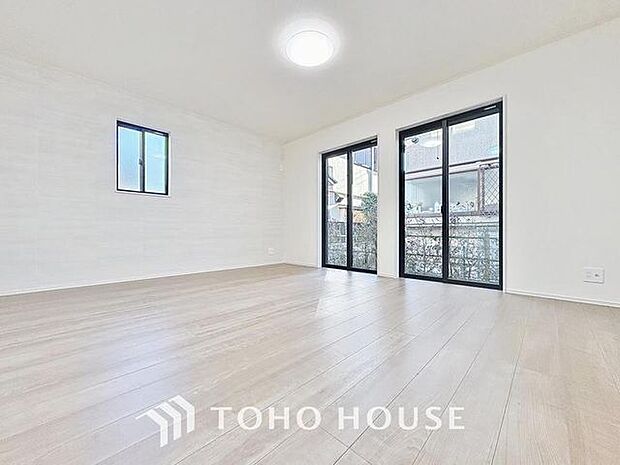 「家族団欒の寛ぎ空間」LDKでは家族が集まり一緒の時間を過ごせる工夫がされております。何気ない一日の当たり前のひとコマがいつか一生の宝物になります。